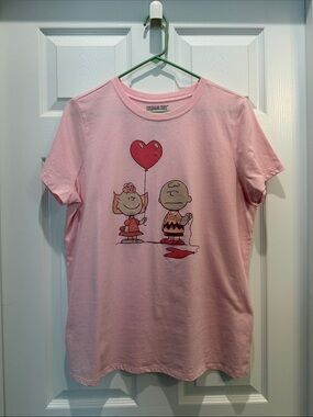 Peanuts characters, Valentine’s Day, pink tee women’s size 0-12-large